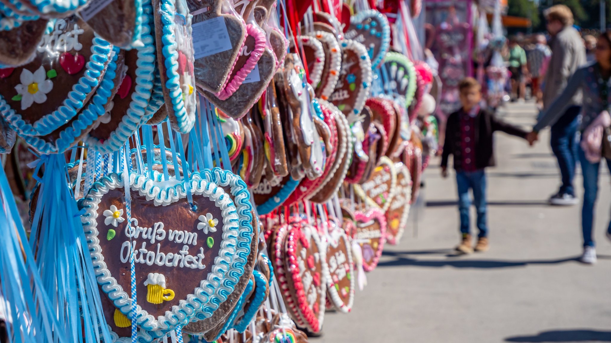 Lebkuchenherzen auf dem Oktoberfest. | Bild: stock.adobe.com/Animaflora PicsStock Lebkuchenherzen auf dem Oktoberfest.