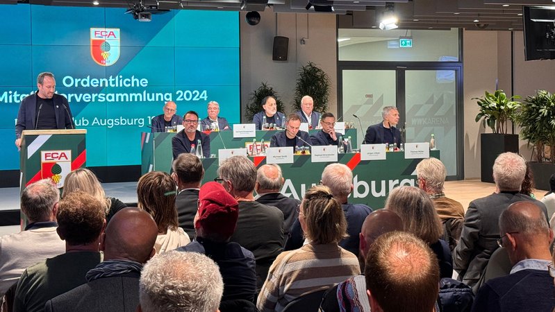 Geschäftsführer Michael Ströll stellt die Zahlen des FC Augsburg vor | Bild: BR / René Kirsch Geschäftsführer Michael Ströll stellt die Zahlen des FC Augsburg vor