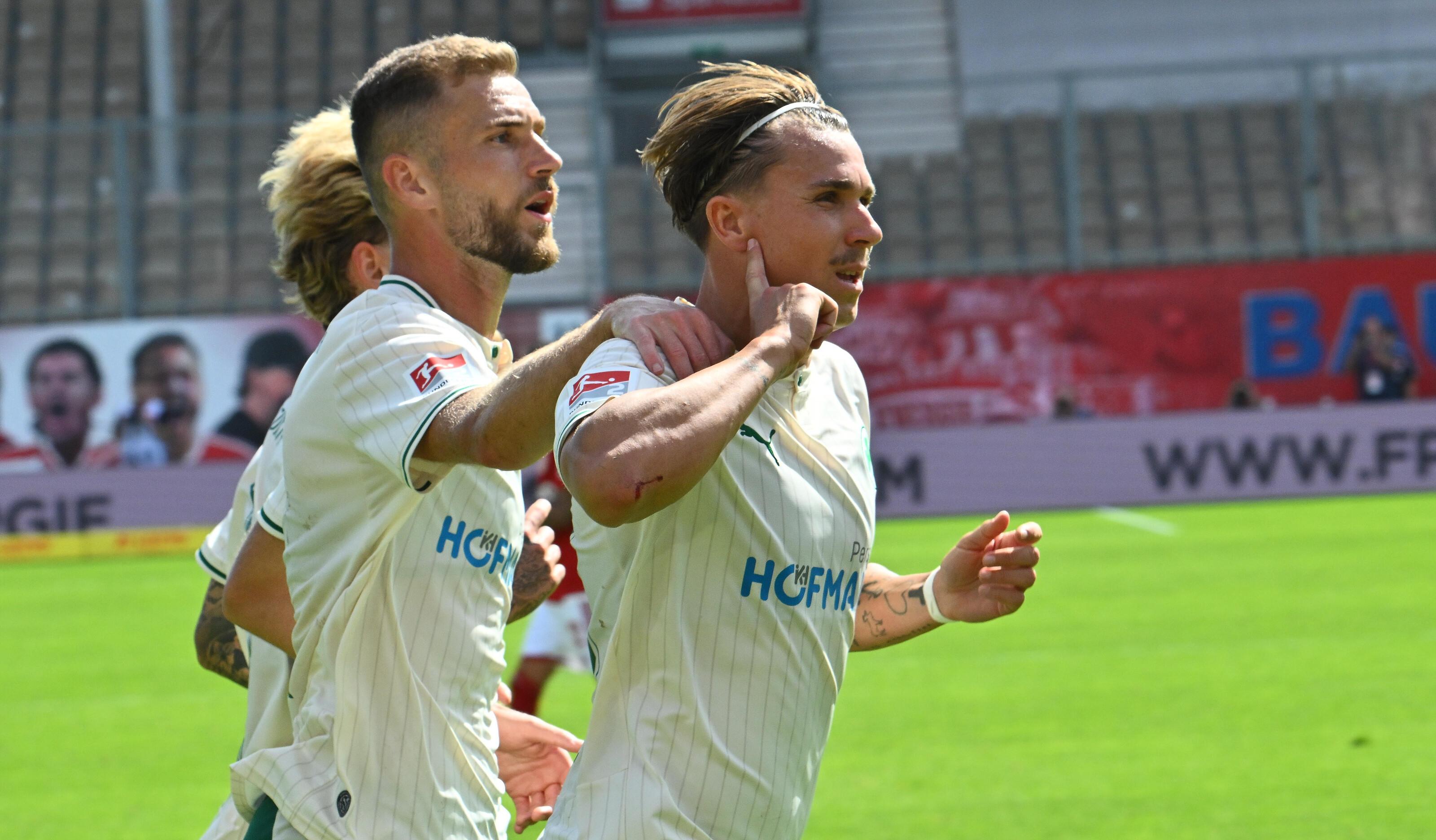Jubelnde Fürther Spieler | Bild:picture-alliance/dpa