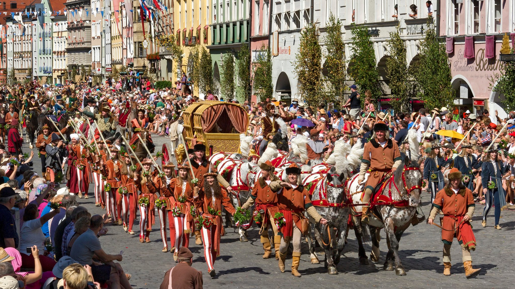 Pferdegespann mit goldener Brautkutsche und Geleit, Hochzeitszug der "Landshuter Hochzeit" in der Landshuter Altstadt (Archivbild )