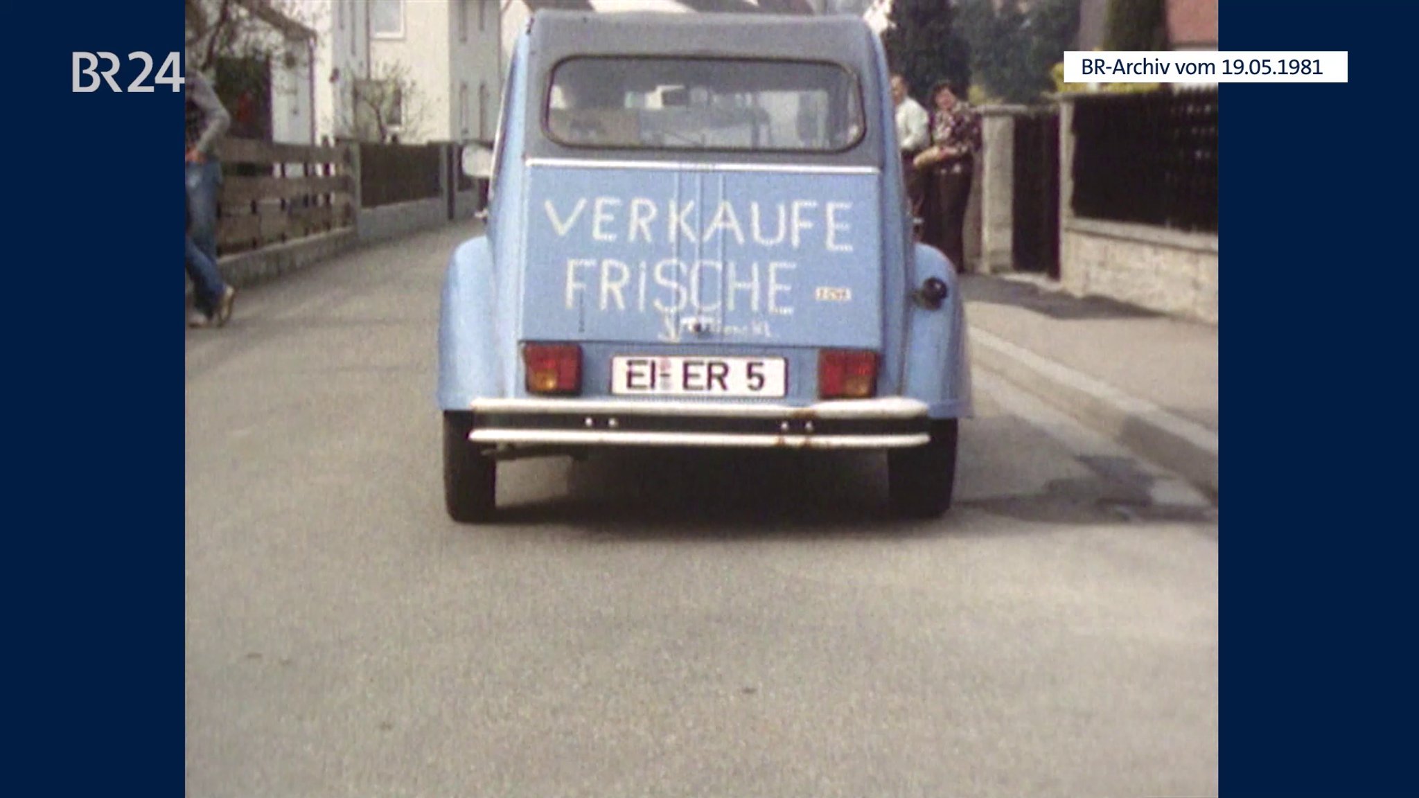 Auto Citroën 2CV mit der Aufschrift "Verkaufe frische" und Nummernschild "EI-ER 5"