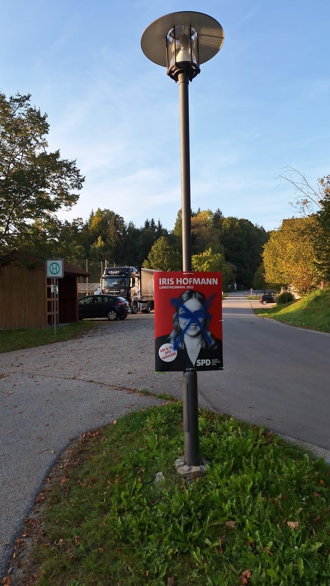 Ein beschmiertes Wahlplakat der SPD-Politikerin Iris Hofmann 