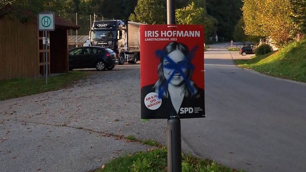 Ein beschmiertes Wahlplakat der SPD-Politikerin Iris Hofmann  | Bild:Riedl/privat