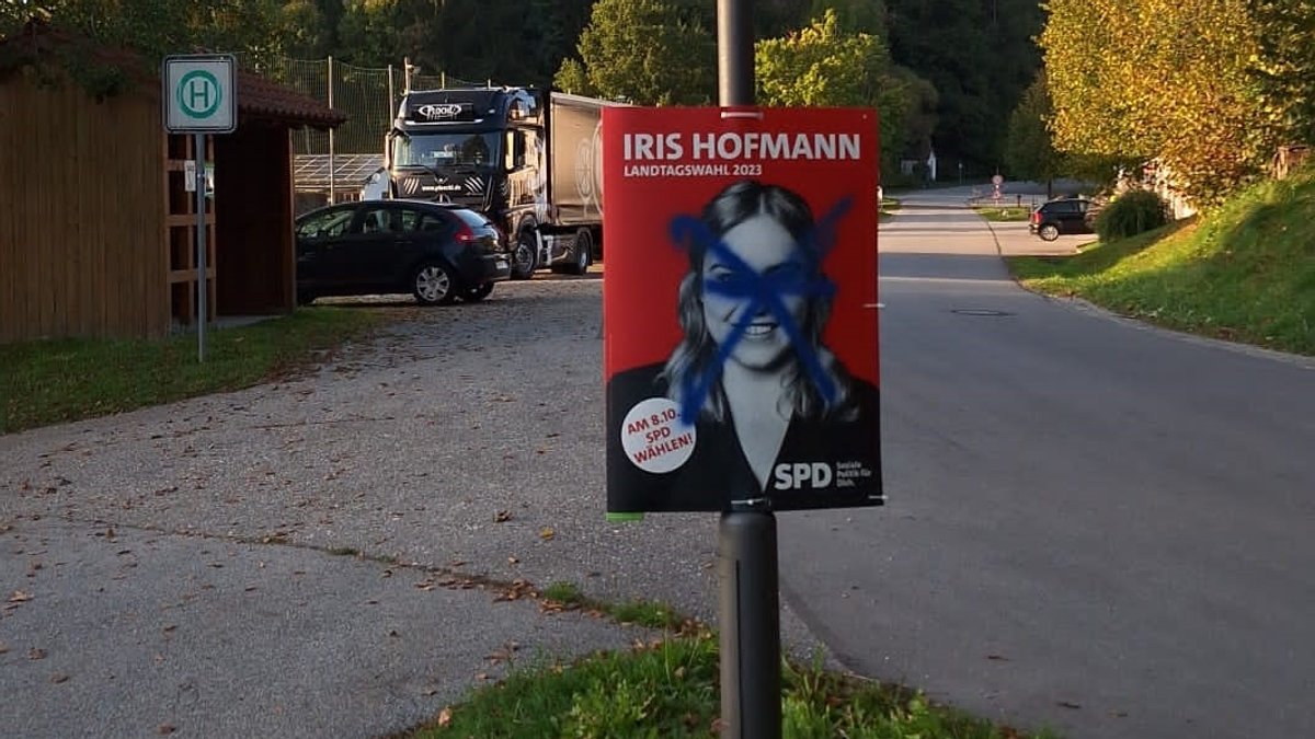 Ein beschmiertes Wahlplakat der SPD-Politikerin Iris Hofmann 