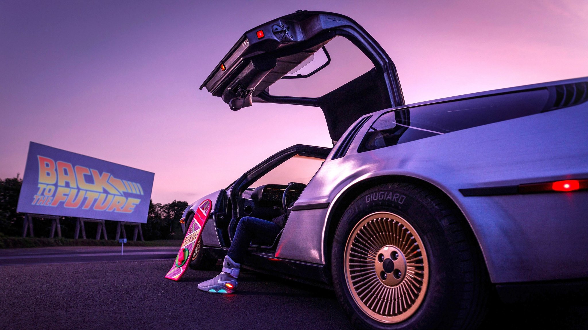 Impression aus dem Autokino Köln-Porz – im Hintergrund ein Plakat mit dem 80er-Filmtitel: "Back to the Future" (Archiv- und Symbolbild)