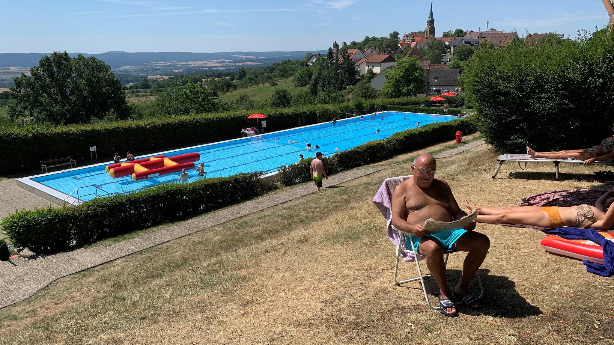 Schwimmen mit Blick: Das Altensteiner Freibad in den Haßbergen