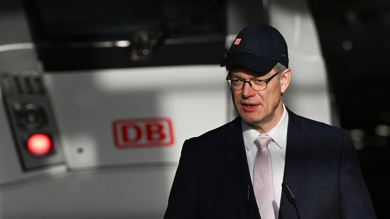 Bundesverkehrsminister Patrick Schnieder im Februar an einem Bahnsteig. | Bild: pa/dpa | Jens Kalaene Bundesverkehrsminister Patrick Schnieder im Februar an einem Bahnsteig.