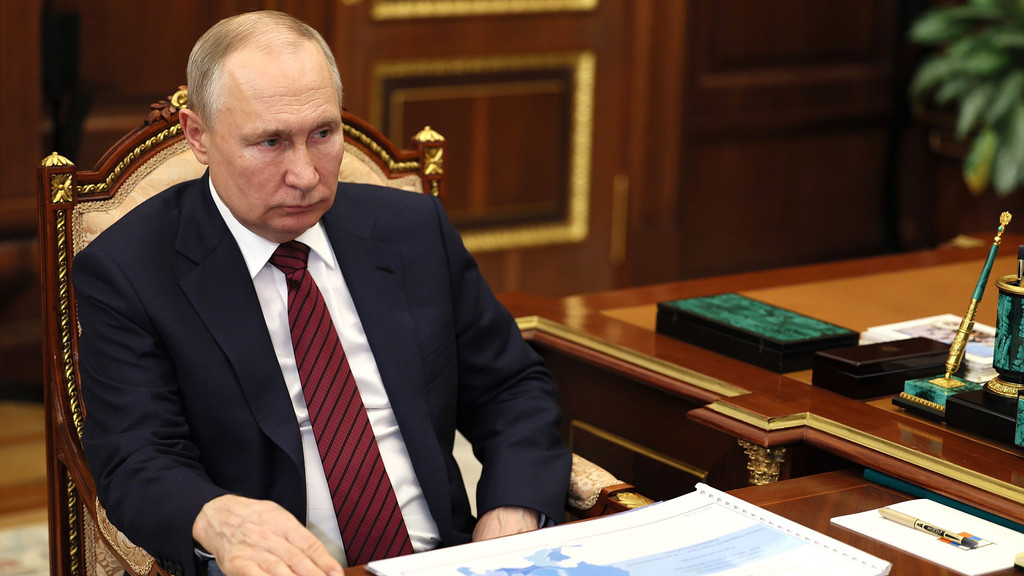 Der russische Präsident am Schreibtisch