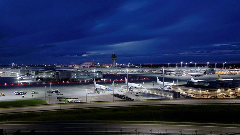 Archivbild: Flugzeuge stehen vor Sonnenaufgang auf dem Flughafen Franz-Josef-Strauß. | Bild: dpa-Bildfunk/Karl-Josef Hildenbrand Archivbild: Flugzeuge stehen vor Sonnenaufgang auf dem Flughafen Franz-Josef-Strauß.