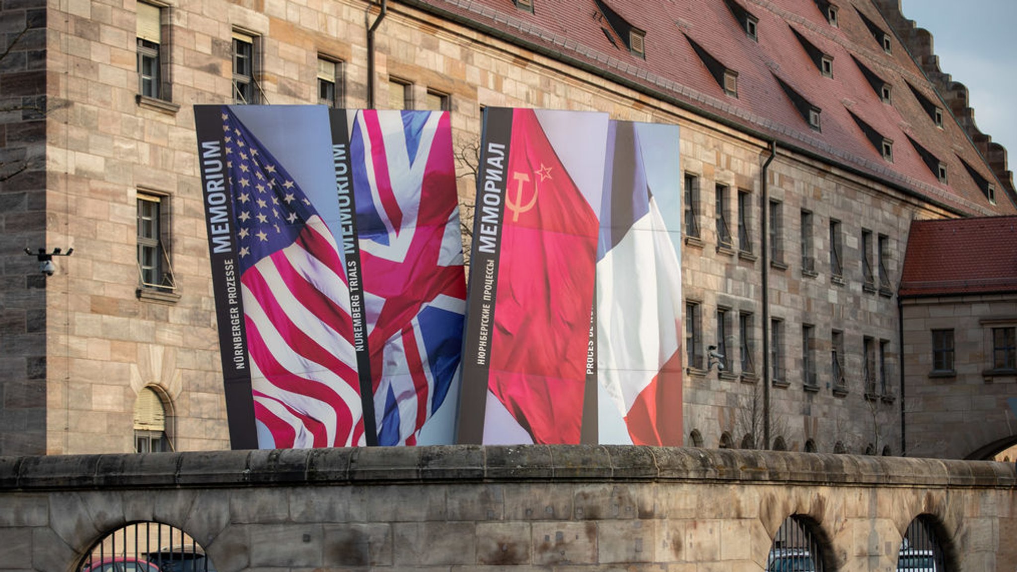 ARCHIV - 31.03.2020, Bayern, Nürnberg: «Nürnberger Prozesse Memorium» steht in auf vier verschiedenen Sprachen auf vier Panelen zum Eingang des Museums «Memorium Nürnberger Prozesse» am Landgericht Nürnberg-Fürth. Auf den Gerichtssaal 600 hat nach dem Ende des Zweiten Weltkriegs die Welt geschaut. Bis 1949 fanden im heutigen Schwurgerichtssaal die Nürnberger Prozesse statt. Die Alliierten wollten Kriegsverbrecher und die Elite des NS-Staates zur Verantwortung ziehen. (zu dpa: «Nürnberger Prozesse: Nazi-Prominenz endet am Strang») Foto: Daniel Karmann/dpa +++ dpa-Bildfunk +++