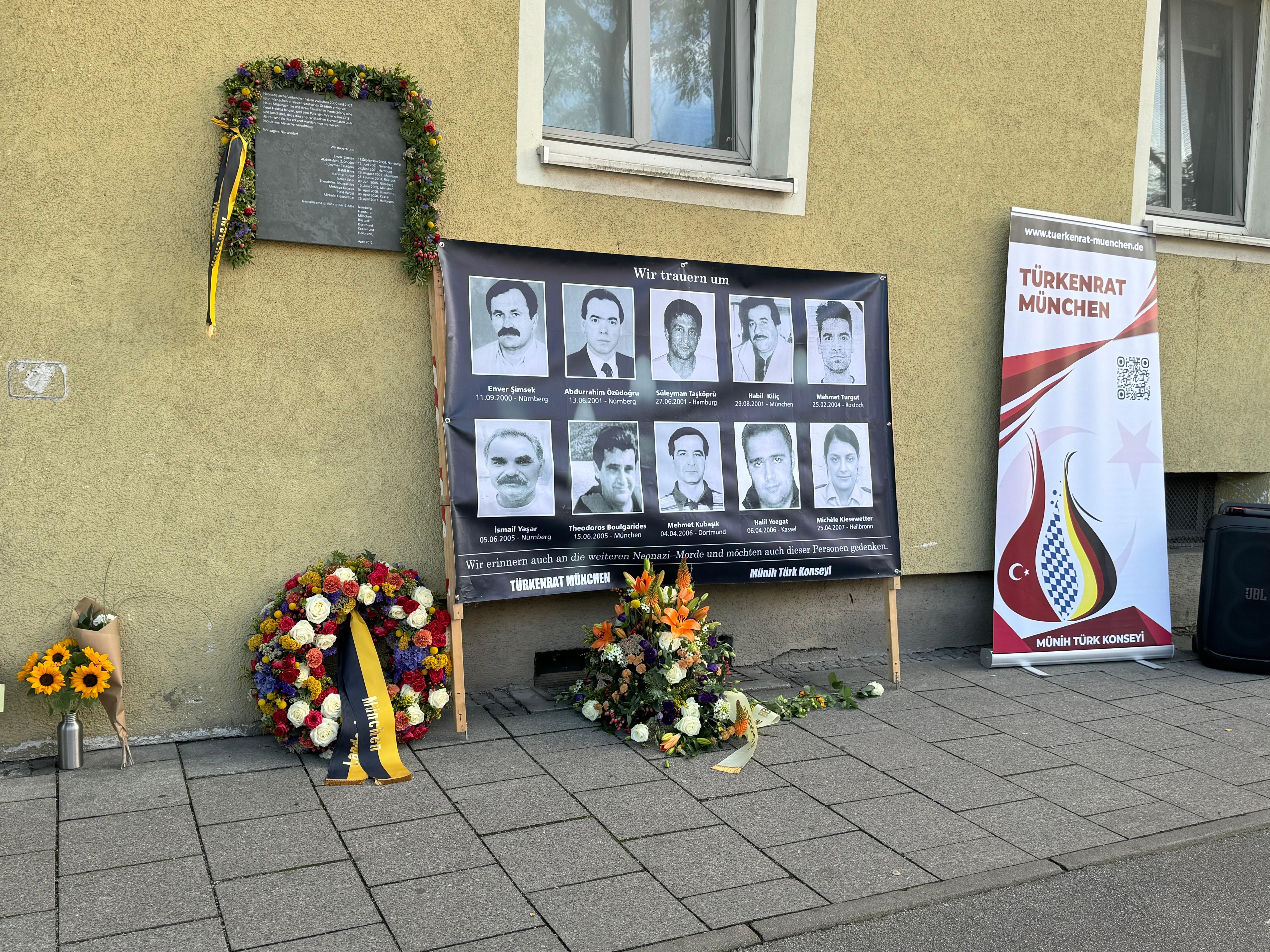 Blumengestecke von der Stadt München, der Beratungsstelle Before und Blumen von Privatpersonen an einer Gedenktafel für die NSU-Opfer in München. | Bild:BR/Katrin  Bohlmann