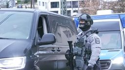 Vermummter Bundespolizist bei der Razzia gegen Reichsbürger Anfang Dezember 2022- | Bild:Bayerischer Rundfunk 