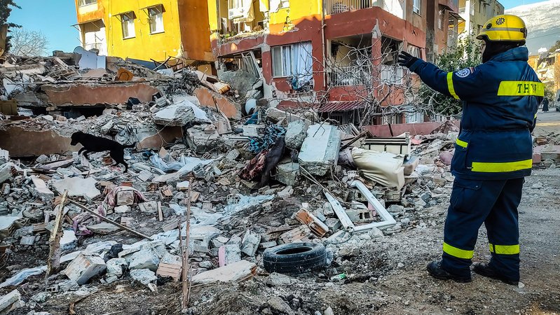 Ehrenamtliche Einsatzkräfte von bayerischen Hilfsorganisationen wie THW, BRK, Humedica und Navis sind im Erdbebengebiet in der Türkei. 