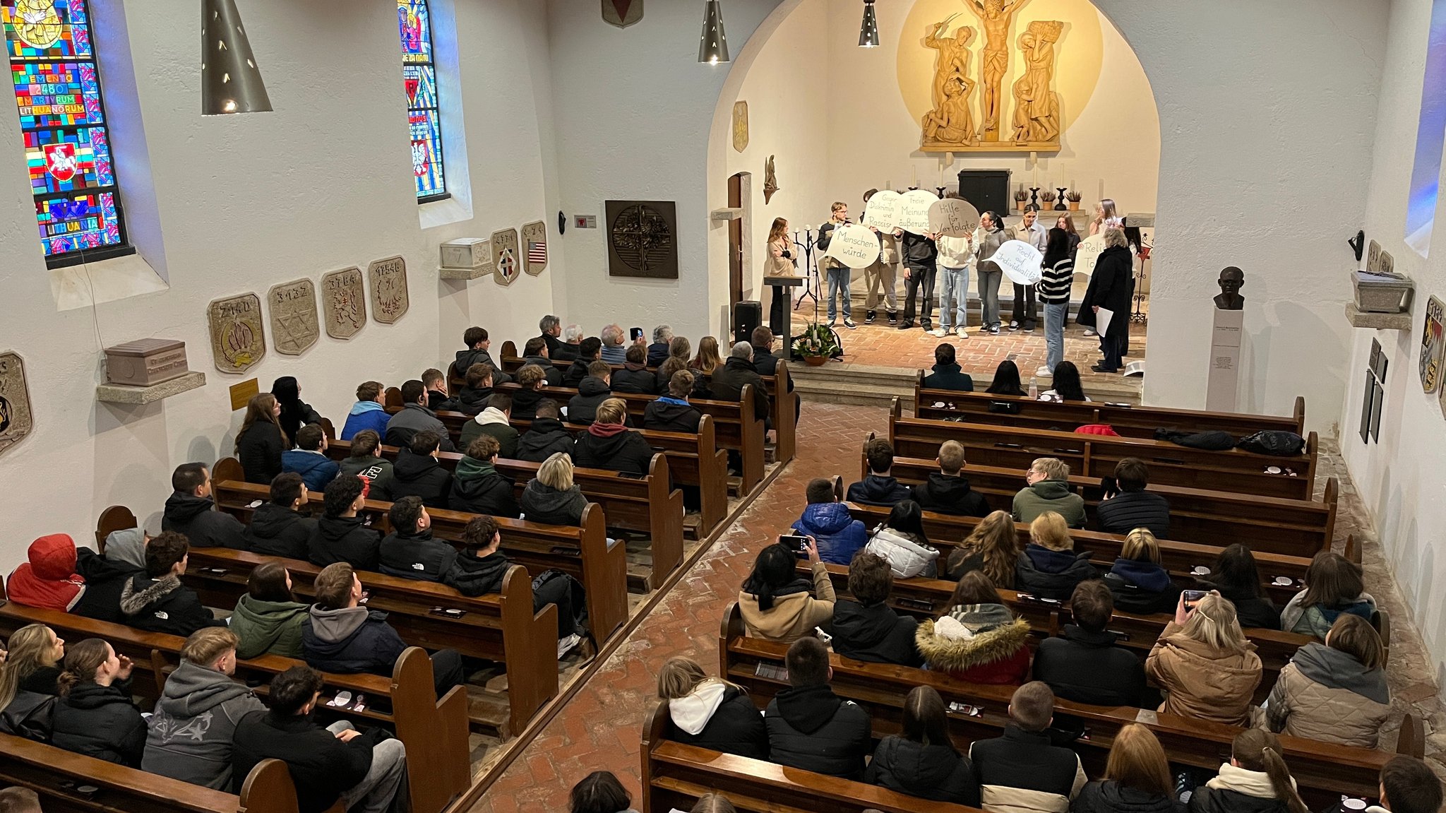 Bei der Gedenkfeier präsentierten die Schüler ihre Projektarbeiten, die sie im Vorfeld in der Auseinandersetzung mit dem Nationalsozialismus erarbeitet haben. 