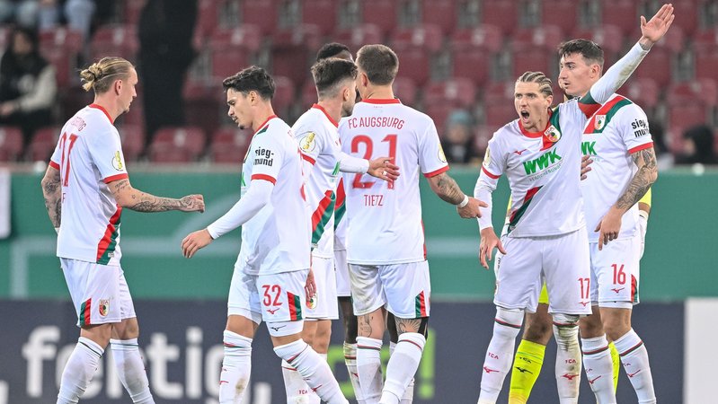 Frust beim FC Augsburg. | Bild: picture-alliance / dpa Frust beim FC Augsburg.