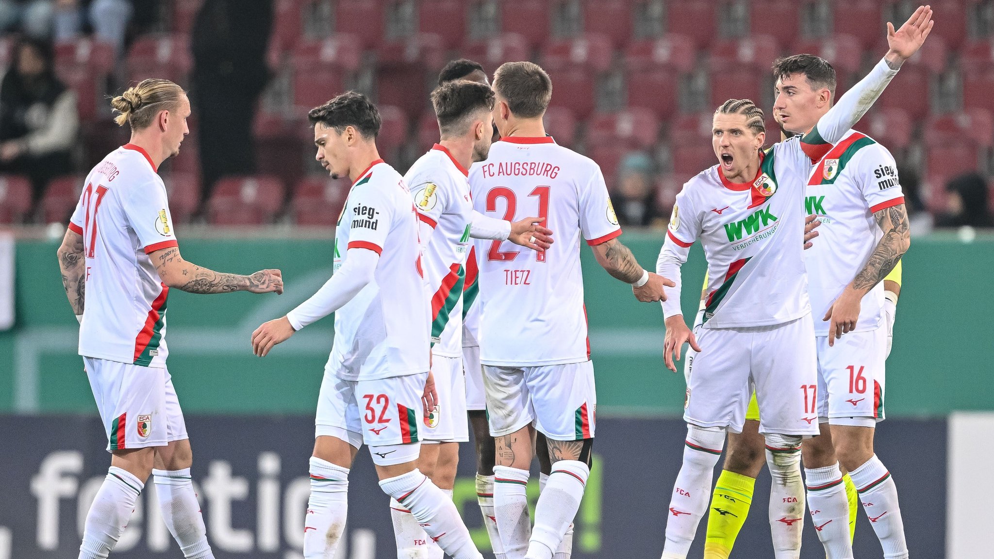 Frust beim FC Augsburg. | Bild: picture-alliance / dpa Frust beim FC Augsburg.