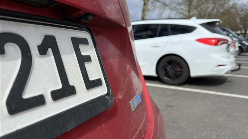Kennzeichen eines E-Autos auf einem Würzburger Parkplatz | Bild: BR / Vincent Poschenrieder Kennzeichen eines E-Autos auf einem Würzburger Parkplatz