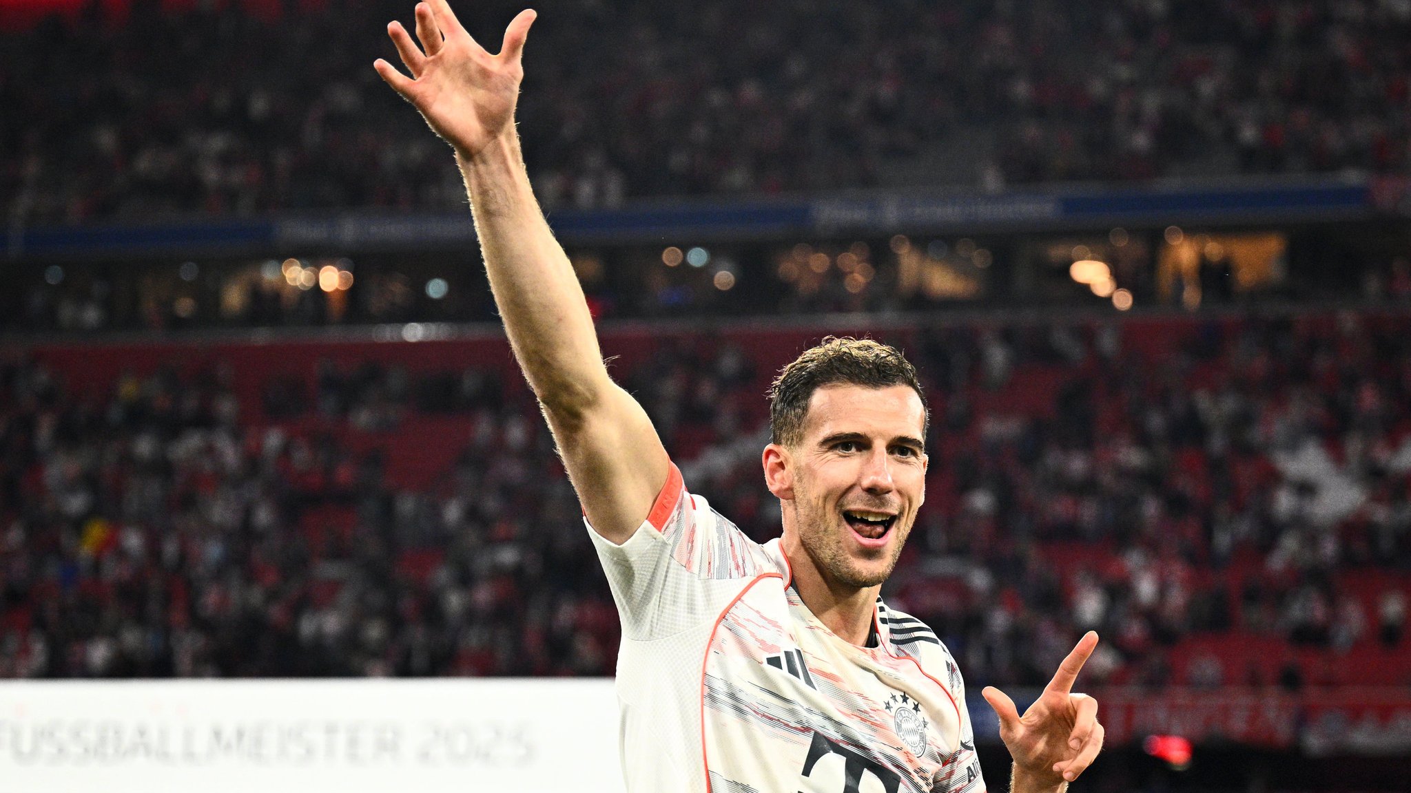 10.05.2025, Bayern, München: Fußball: Bundesliga, Bayern München - Borussia Mönchengladbach, 33. Spieltag, Allianz Arena. Münchens Leon Goretzka jubelt. WICHTIGER HINWEIS: Gemäß den Vorgaben der DFL Deutsche Fußball Liga bzw. des DFB Deutscher Fußball-Bund ist es untersagt, in dem Stadion und/oder vom Spiel angefertigte Fotoaufnahmen in Form von Sequenzbildern und/oder videoähnlichen Fotostrecken zu verwerten bzw. verwerten zu lassen. Foto: Tom Weller/dpa +++ dpa-Bildfunk +++