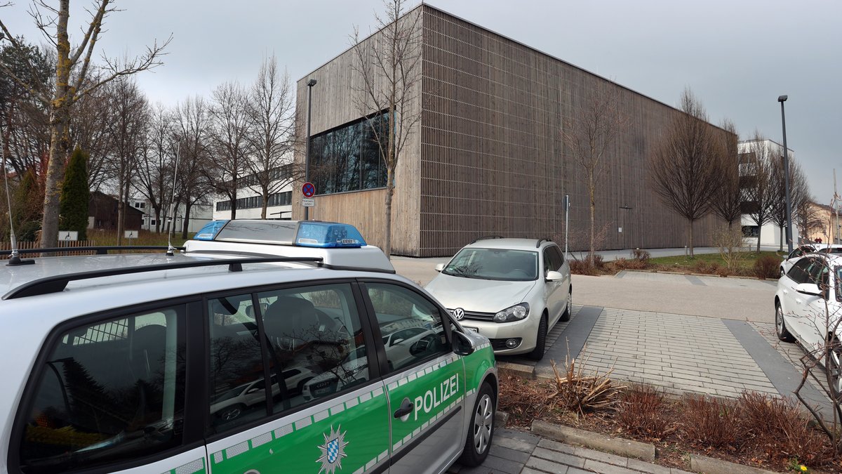 Ein Polizeiauto steht vor dem Landratsamt Ostallgäu