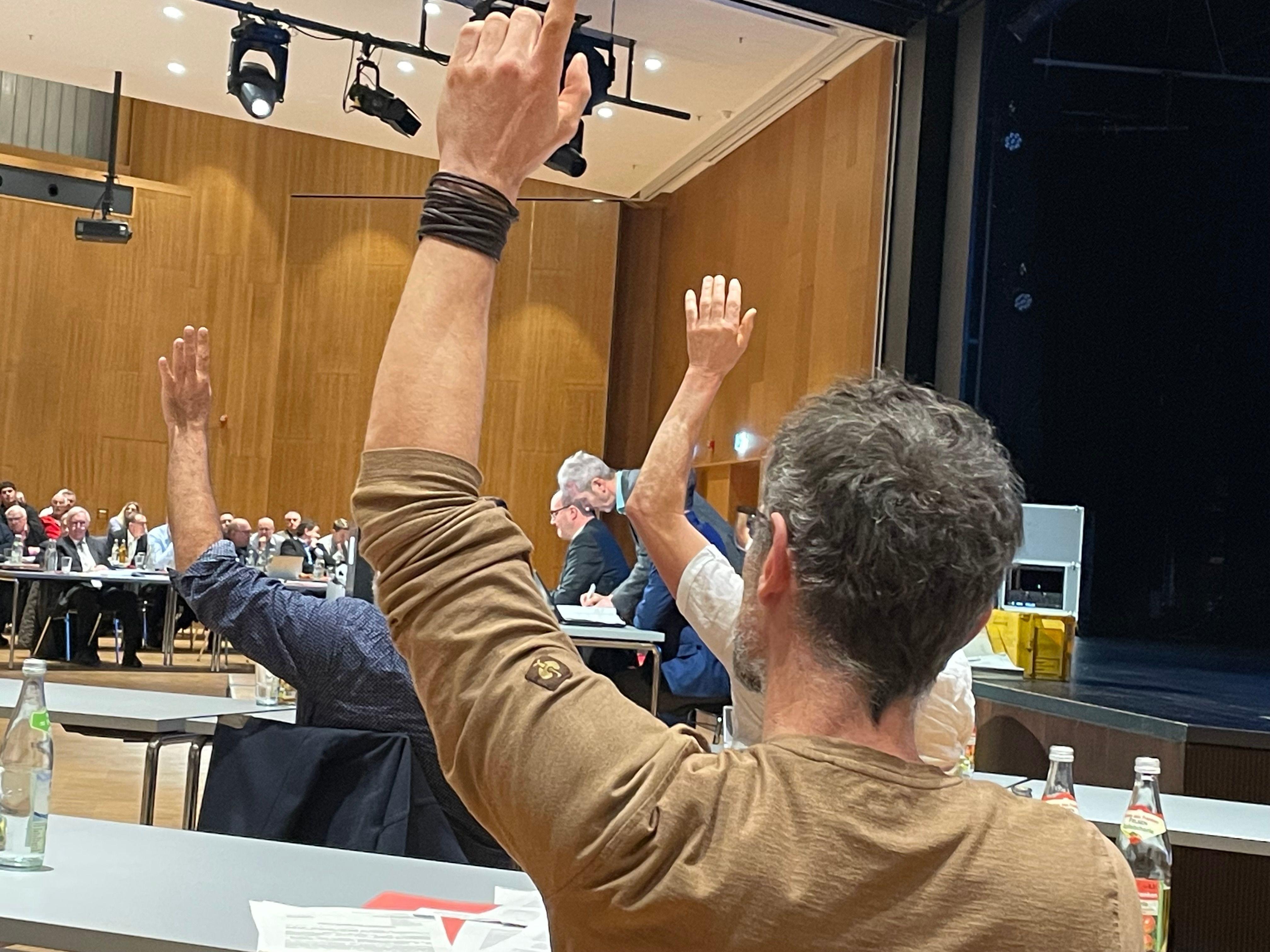 Abstimmung der Kreisräte im Sitzungssaal des Kreistags Weißenburg-Gunzenhausen.