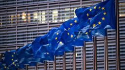 Europaflaggen wehen vor dem Sitz der EU-Kommission | Bild:dpa-Bildfunk/Zhang Cheng