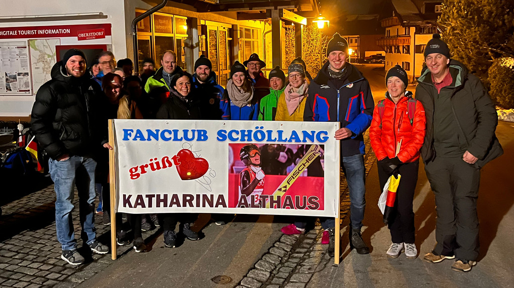 In der Nacht auf den 1. März 2023 bricht eine Gruppe Fans von Katharina Althaus nach Planica zur Nordischen Ski-WM auf. Dort könnte Althaus die vierte Gold-Medaille holen. 