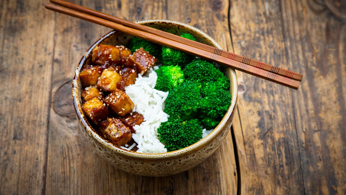Eine Bowl mit Tofu, Reis und Brokkoli