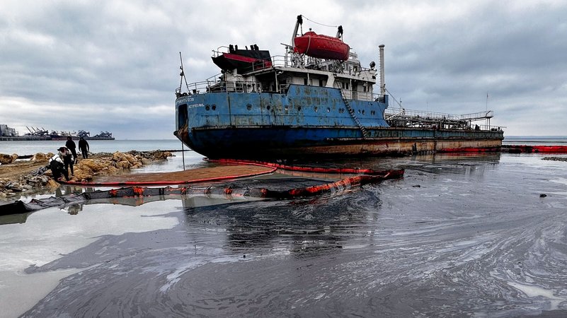 Strand am Asowschen Meer ist durch Schweröl verseucht | Bild: Maxim Grigorjew/Picture Alliance Strand am Asowschen Meer ist durch Schweröl verseucht