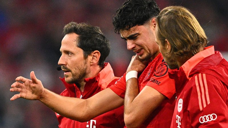 Pavlovic verletzt sich im Duell Bayern München - VfB Stuttgart | Bild: dpa-Bildfunk/Tom Weller Pavlovic verletzt sich im Duell Bayern München - VfB Stuttgart