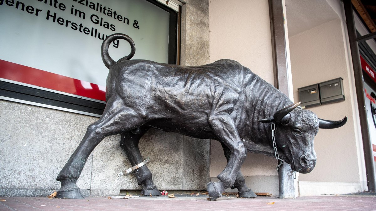 Eine Stier-Skulptur aus Bronze steht vor einer Metzgerei. Im Jahr 2016 war die Skulptur umgekippt. 