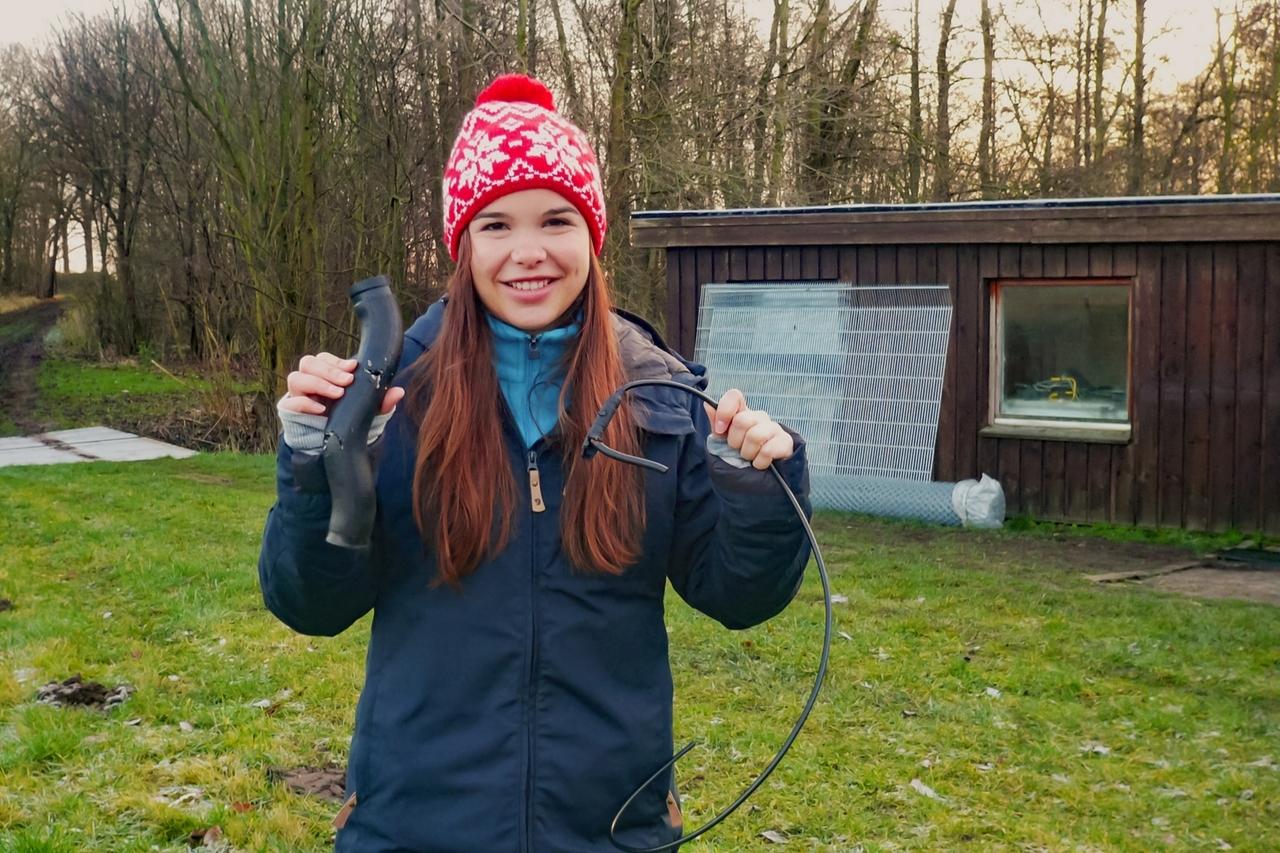 Anna mit angebissenen Kabeln.