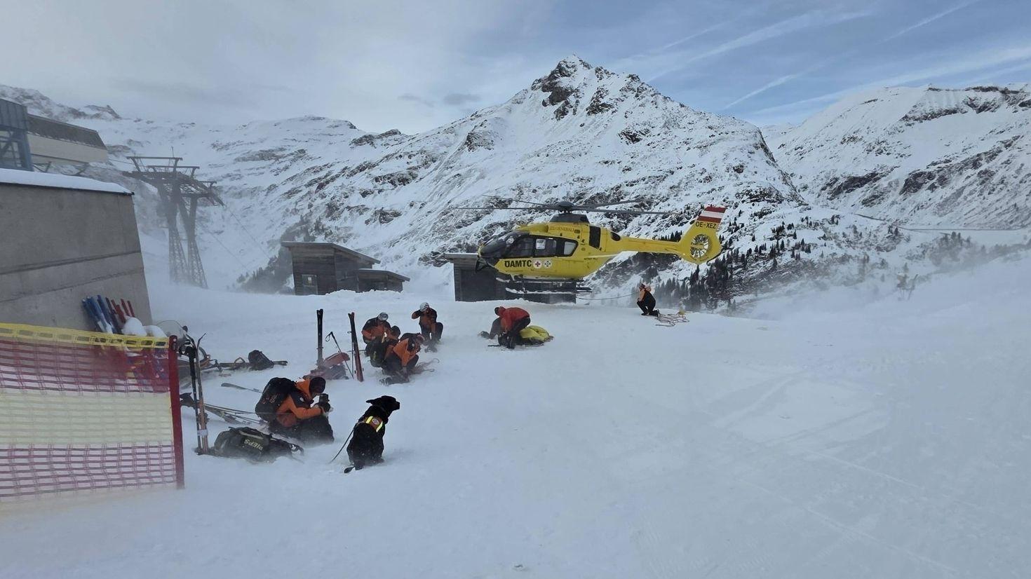 Hubschrauber landet zur Bergung des Lawinenopfers