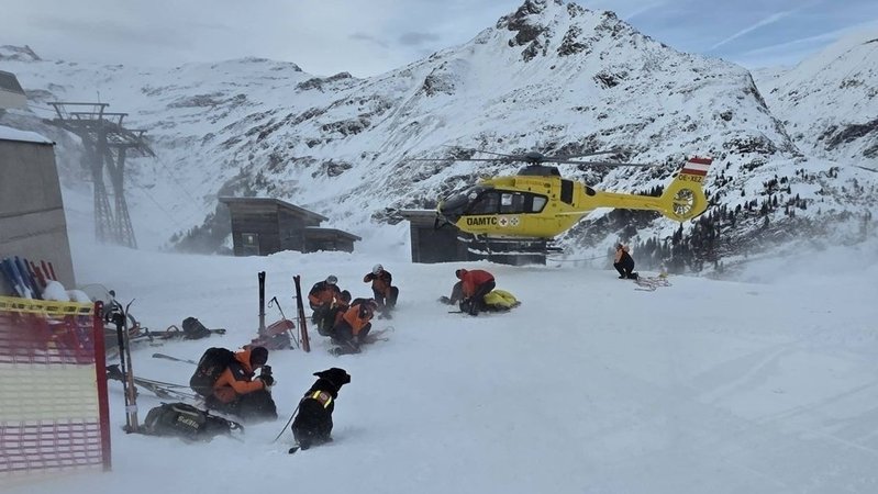 Hubschrauber landet zur Bergung des Lawinenopfers | Bild: Bergrettung Bad Gastein Hubschrauber landet zur Bergung des Lawinenopfers