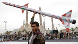 Ein Huthi-Anhänger hält eine Raketenattrappe während einer Kundgebung gegen die USA und Israel in die Höhe | Bild:dpa-Bildfunk/Osamah Abdulrahman