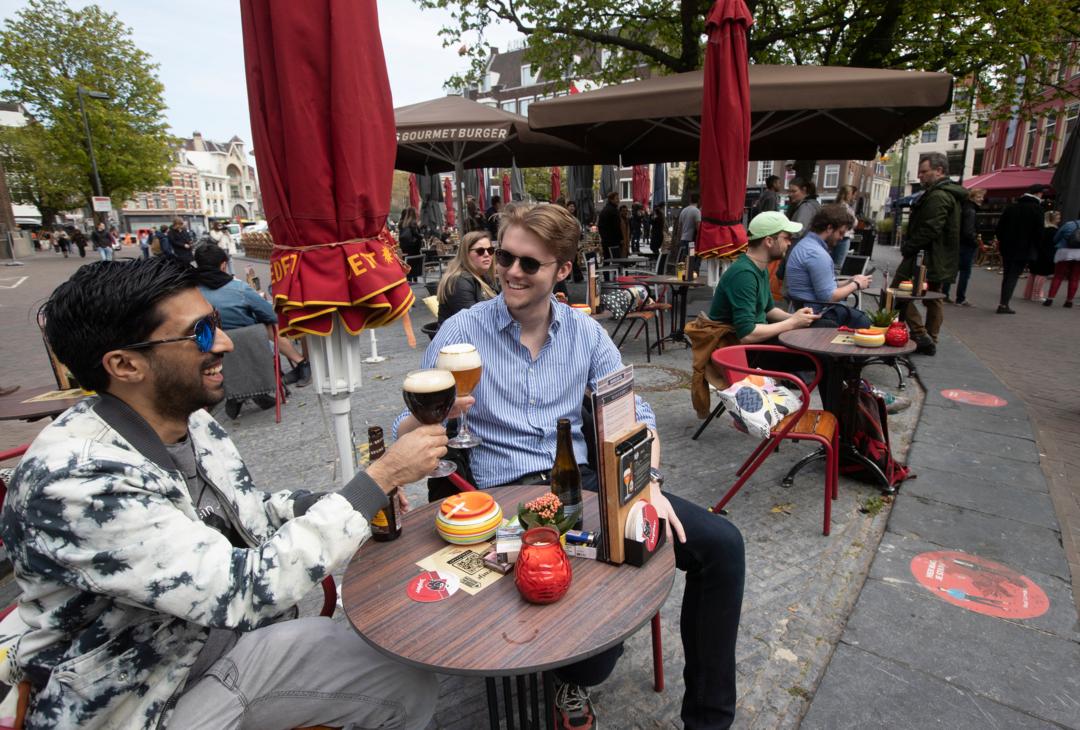 Utrecht: Männer stoßen auf einer Café-Terrasse an. Die Niederlande haben einige Einschränkungen zur Eindämmung der Corona-Pandemie gelockert. | Bild:dpa-Bildfunk