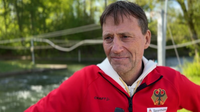 Klaus Pohlen am Augsburger Eiskanal | Bild: BR/René Kirsch Klaus Pohlen am Augsburger Eiskanal