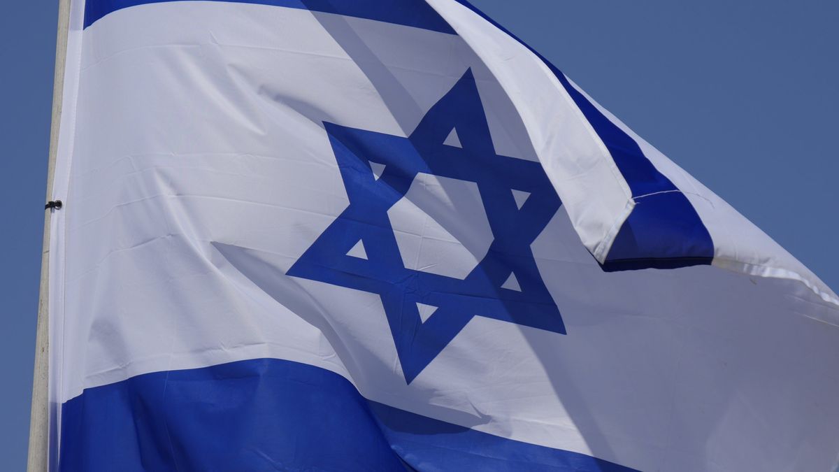 An Holocaust-Gedenktag: Israel-Flagge an Schornstein montiert | BR24