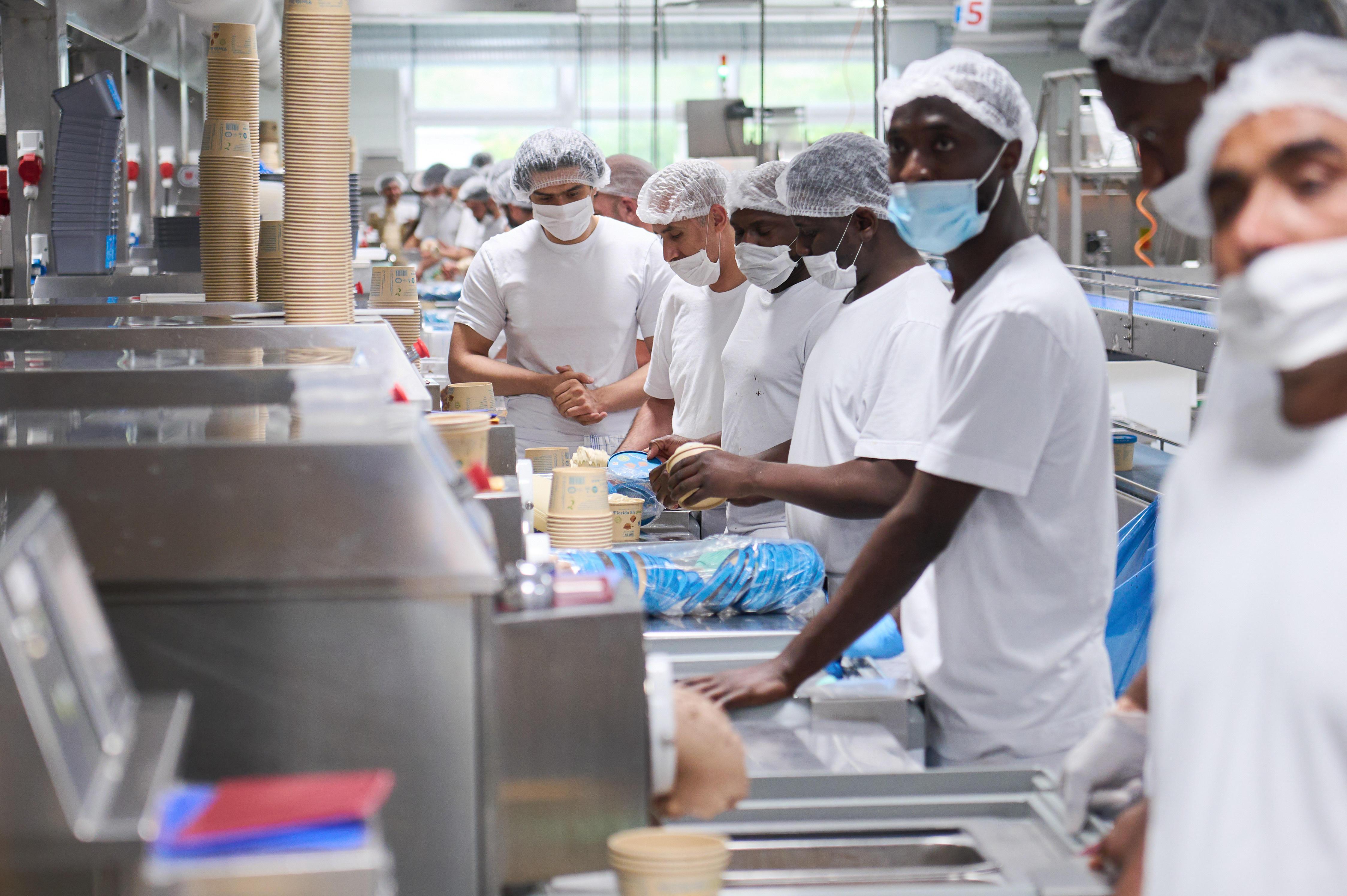 Symbolbild: In dieser Eisproduktionsfirma in Berlin arbeiten rund hundert Geflüchtete