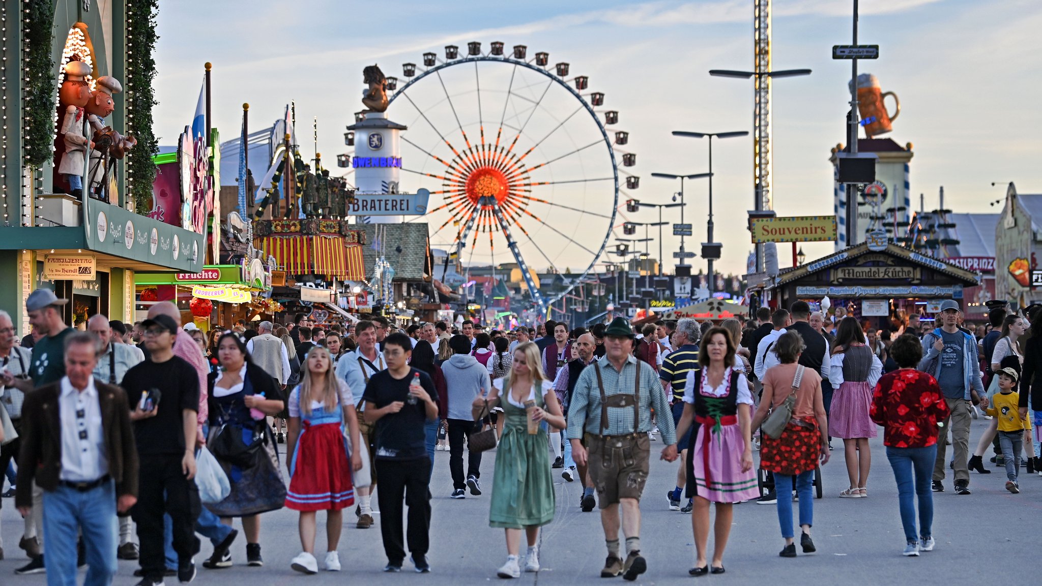 Großer Andrang auf dem Oktoberfest: Bis zur Halbzeit waren rund 3,4 Millionen Gäste auf der Wiesn - deutlich mehr als im vergangenen Jahr.