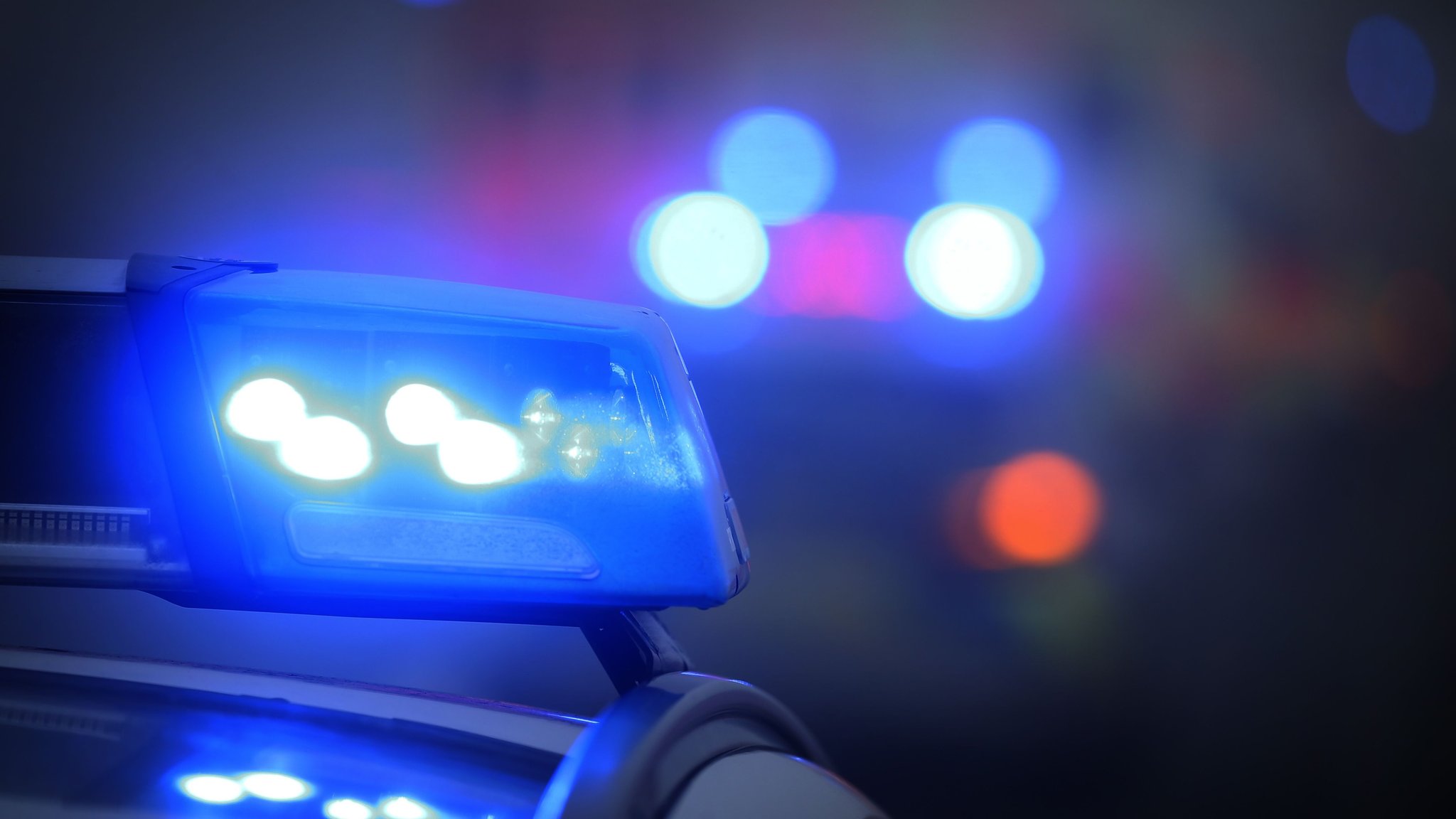 Ein Blaulicht auf einem Polizeiauto leuchtet in der Nacht. | Bild: dpa-Bildfunk/Karl-Josef Hildenbrand Ein Blaulicht auf einem Polizeiauto leuchtet in der Nacht.