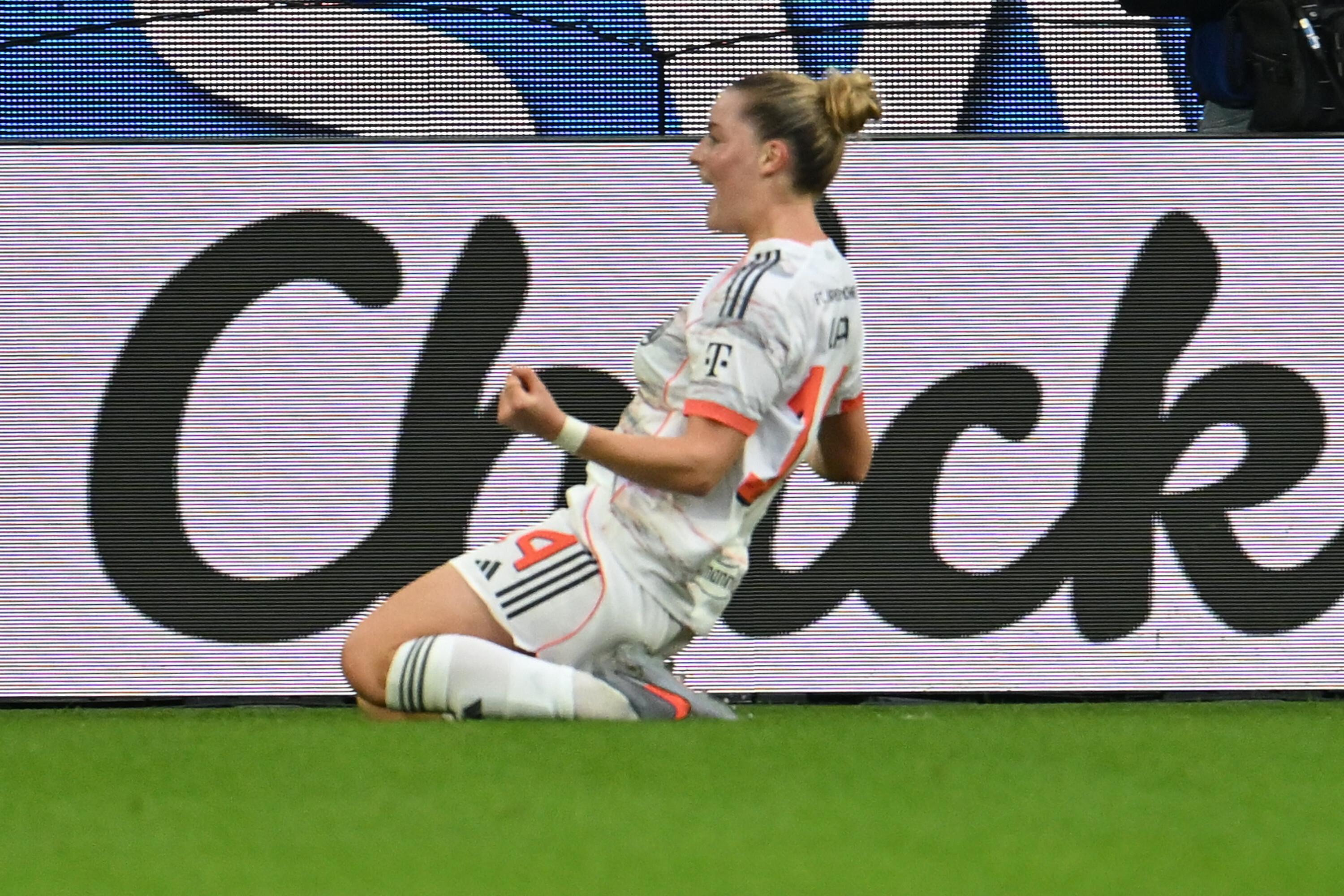 Alara feiert ihren Treffer zum 3:1