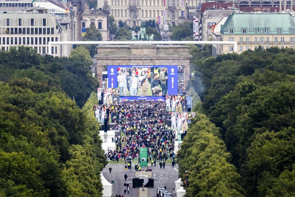 Fußball-Fans versammeln sich zum Public Viewing in der Fanzone am Brandenburger Tor