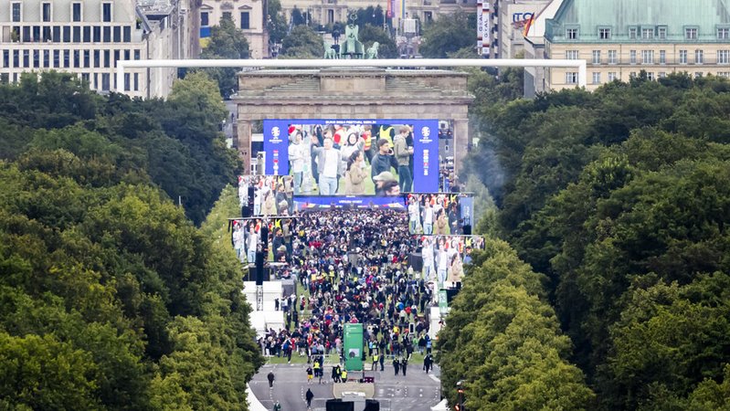 Fußball-Fans versammeln sich zum Public Viewing in der Fanzone am Brandenburger Tor | Bild: dpa-Bildfunk/Christoph Soeder Fußball-Fans versammeln sich zum Public Viewing in der Fanzone am Brandenburger Tor
