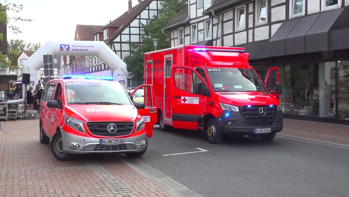 Ein Krankenwagen und ein Notarztwagen sind am Rande eines Volkslaufes im Einsatz. Hornissen haben Läufer eines Volkslaufes in Burgdorf angegriffen und verletzt.