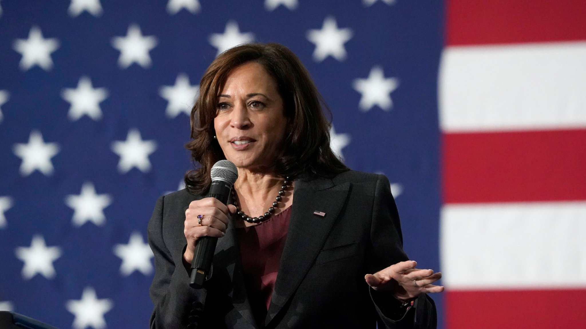 USA, Boston: US-Vizepräsidentin Kamala Harris spricht während einer Wahlkampfveranstaltung zur Unterstützung des landesweiten Tickets der Demokraten in Massachusetts.