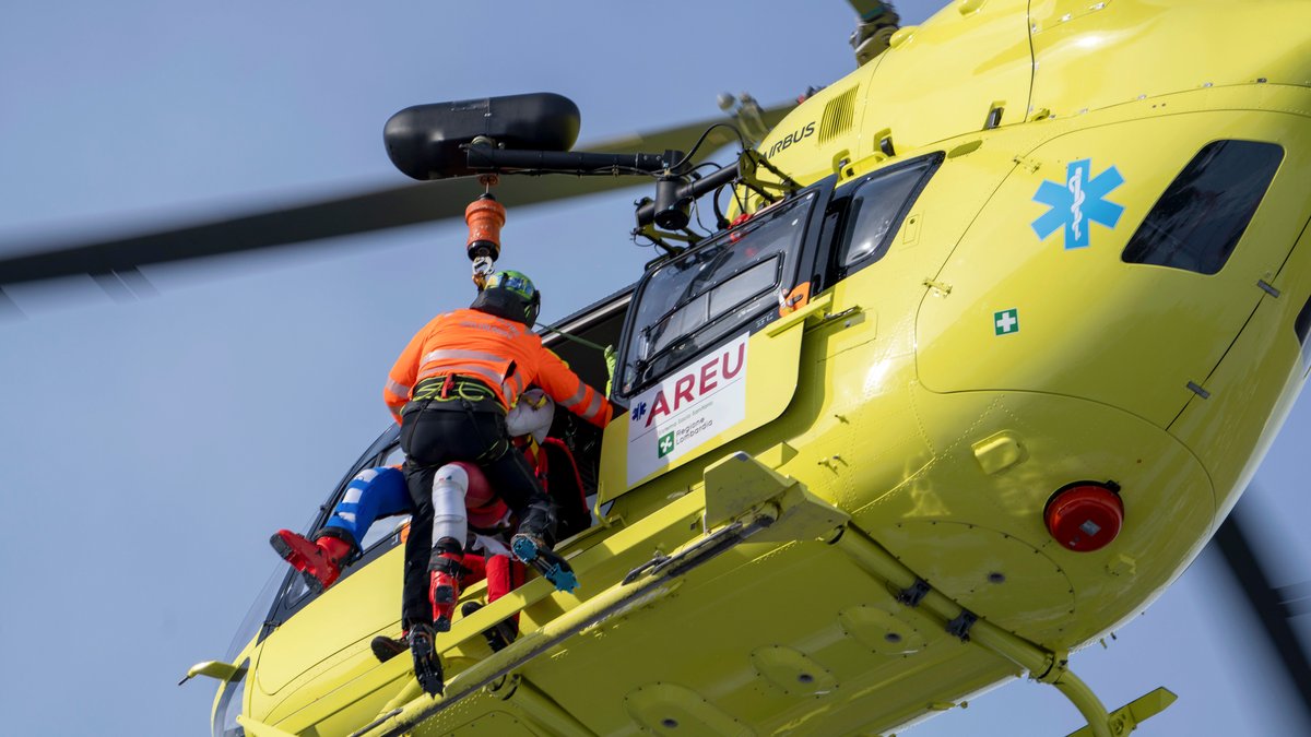 Skirennläufer Marco Schwarz wird nach seinem Sturz im Dezember 2023 per Helikopter abtransportiert