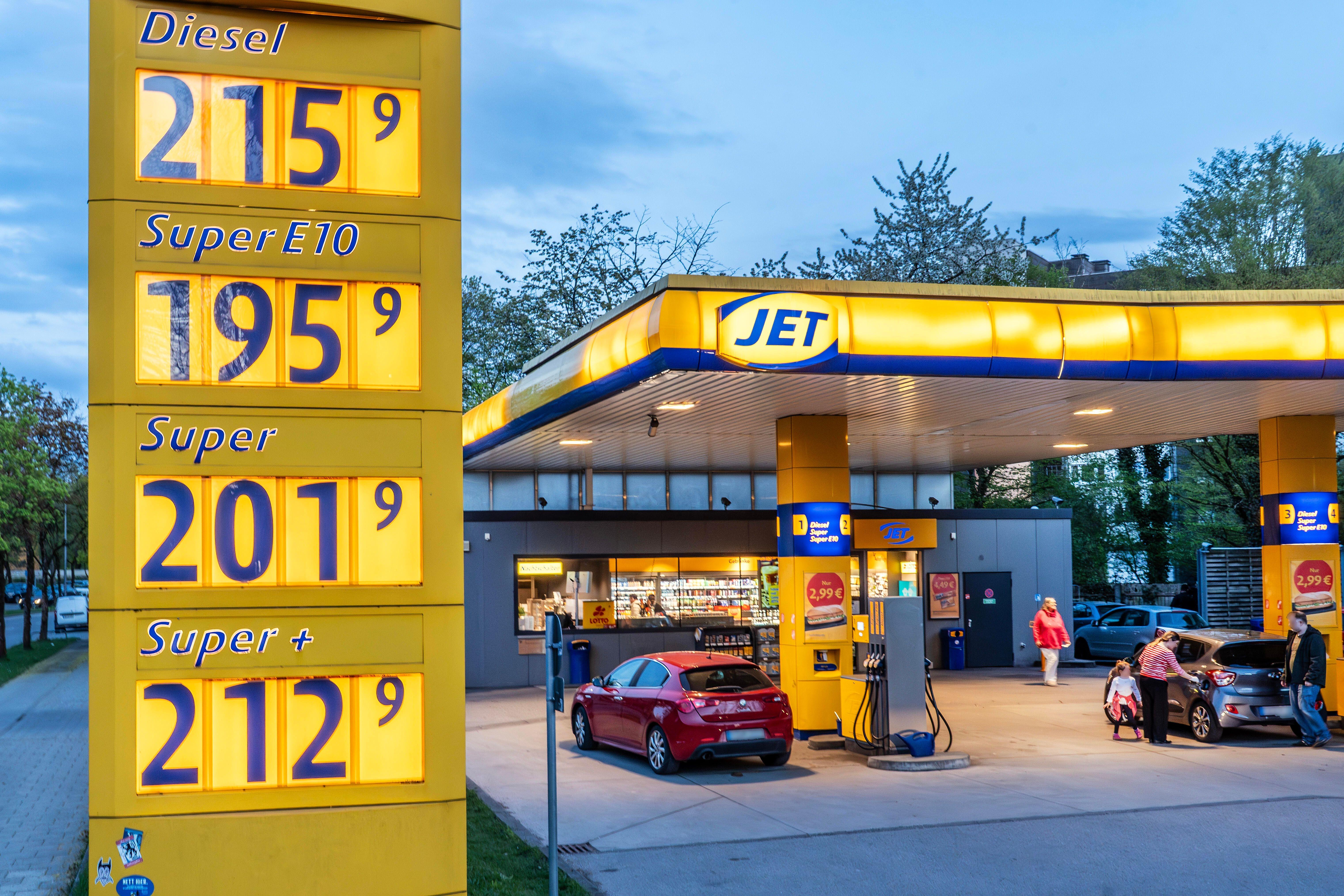 Eine Preistafel an einer Tankstelle in München-Neuperlach im April 2026.