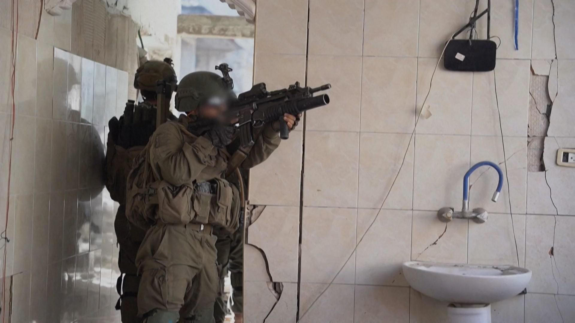 Während sich die Nachricht von der versehentlichen Tötung der drei Geiseln verbreitete, versammelten sich vor dem Verteidigungsministerium in Tel Aviv hunderte Demonstranten, darunter auch Angehörige von Geiseln. 