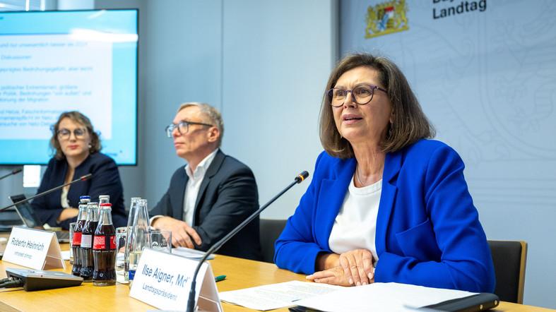 Landtagspräsidentin Aigner bei der Vorstellung des Demokratiereports