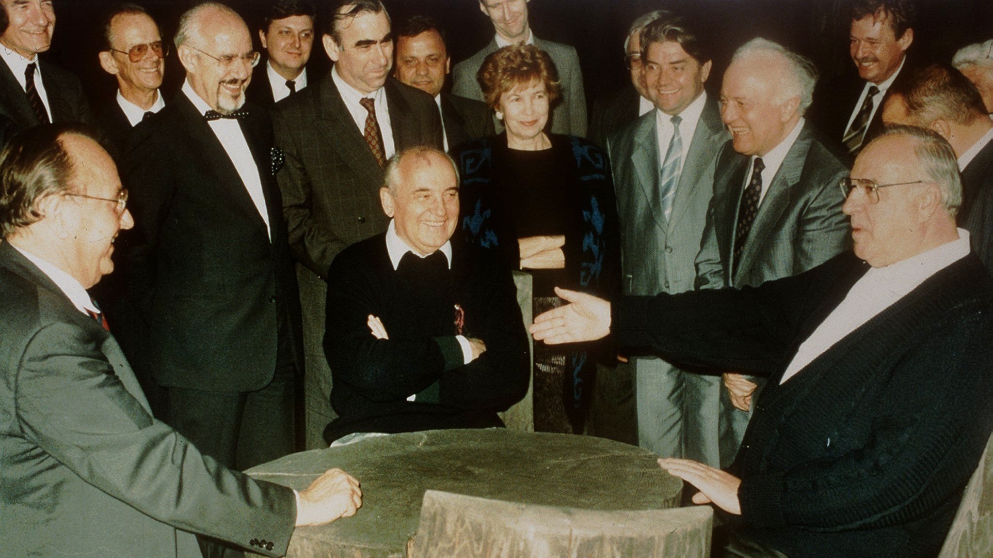 Das Bild vom 16. Juli 1990 zeigt Bundeskanzler Helmut Kohl (rechts) und Michael Gorbatschow (Mitte) während einer Gesprächspause im Garten von Gorbatschows Gästehaus in Archiz zusammen mit Hans-Dietrich Genscher (links), Hans Klein, Theo Waigel, Raissa Gorbatschowa, UdSSR-Finanzminister Pawlow und Eduard Schewardnadse.